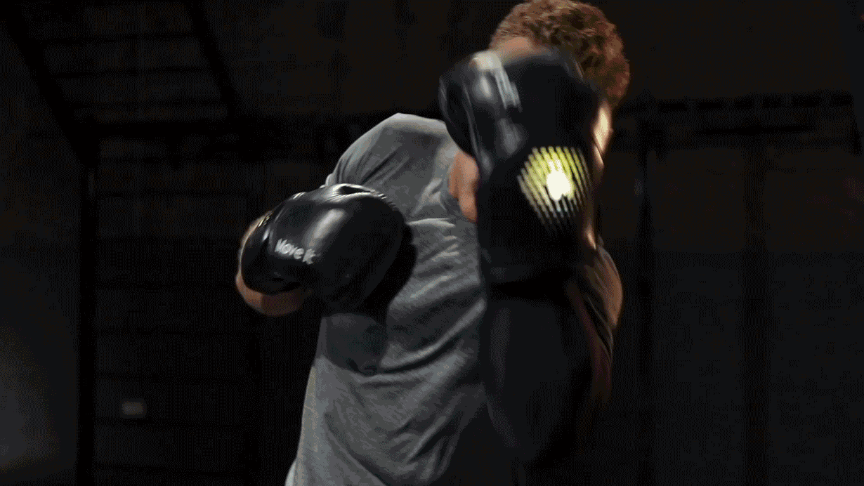 認定マスタートレーナーがボクシングのパンチを指導